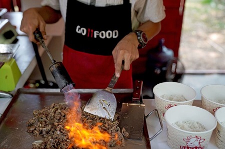 Đồ ăn được chuẩn bị ở lễ hội Gofood tại sân vận động Gelora Bung Karno. Ảnh Bloomberg