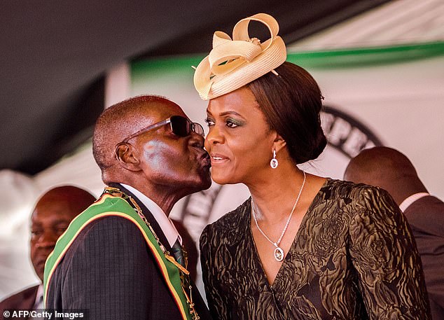 Cựu tổng thống Zimbabwe Robert Mugabe và vợ (Nguồn: Dailymail)