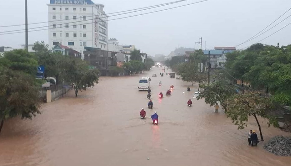 Nhiều người dân “bơi” trên đường sau mưa lớn ở Thái Nguyên. Ảnh Thu Trang.