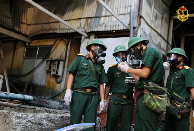 Cán bộ Viện Hóa học Môi trường Quân sự lấy mẫu vật tại hiện trường vụ cháy. Ảnh: BCHH Quảng cáo