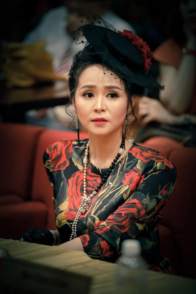 Nữ hoàng Hoa hồng Bùi Thanh Hương hóa công nương với váy đen họa tiết hoa hồng - 2