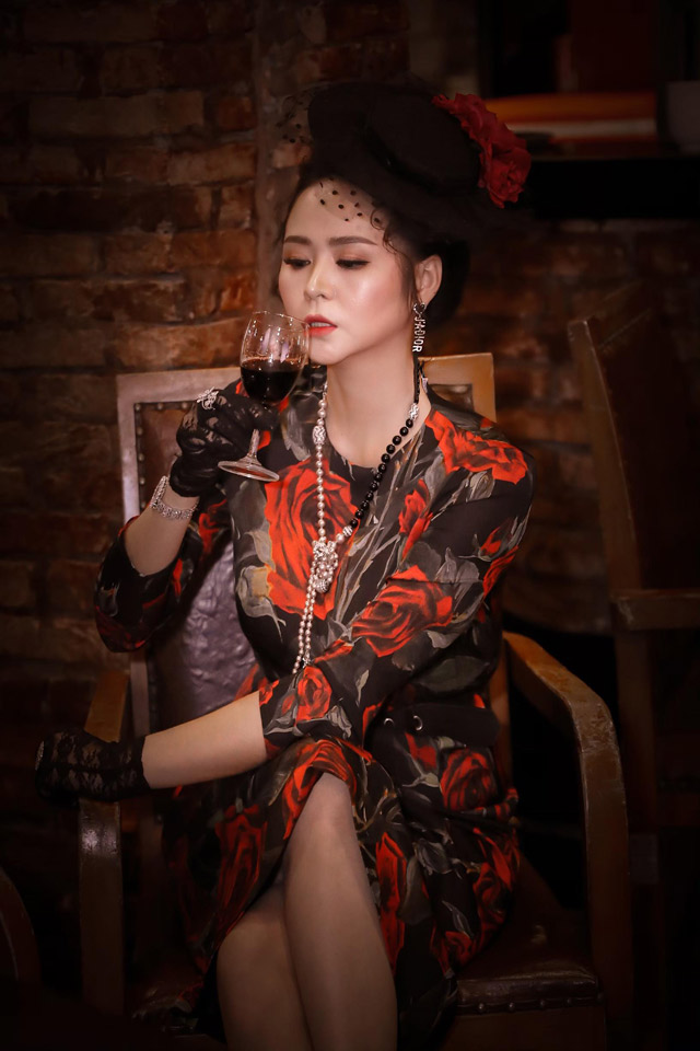 Nữ hoàng Hoa hồng Bùi Thanh Hương hóa công nương với váy đen họa tiết hoa hồng - 4