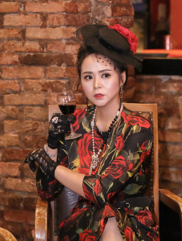 Nữ hoàng Hoa hồng Bùi Thanh Hương hóa công nương với váy đen họa tiết hoa hồng - 6