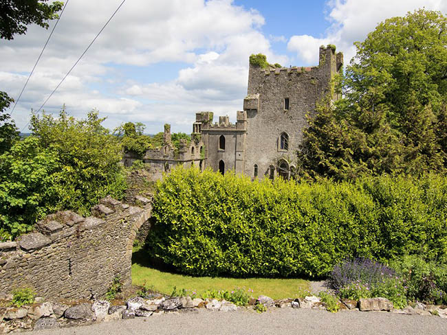 Lâu đài Leap, Ireland: Được xây dựng vào giữa thế kỷ 13 và cuối thế kỷ 15, lâu đài Ailen bị đồn là nơi chứng kiến nhiều cái chết khủng khiếp. Mặc dù rất đẹp nhưng lâu đài vẫn bị bỏ hoang trong nhiều thập kỷ.
