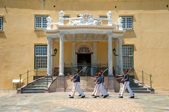 Lâu đài Hope, Cape Town: Castle of Good Hope có từ năm 1666, và là tòa nhà thuộc địa lâu đời nhất ở Nam Phi. Địa điểm này cũng từng là một pháo đài quân sự, một nhà tù trong Chiến tranh Boer từ 1899-1902, tòa nhà dù đẹp nhưng cũng nổi tiếng là một địa điểm ma ám.
