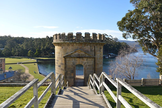 Cảng Arthur, Tasmania: Cảng Arthur &nbsp;có không gian rất xinh đẹp và lãng mạn nhưng cũng là nơi có nhiều linh hồn ám ảnh theo truyền thuyết địa phương. Ngày nay nó trở thành một điểm đến rất thú vị dành cho khách du lịch thích những câu chuyện ma quỷ.
