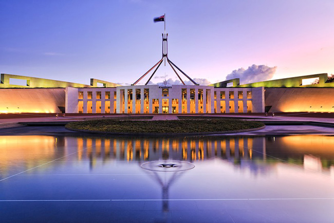 Canberra, Úc: Giống như Savannah, toàn bộ thành phố Canberra dường như là một điểm nóng huyền bí nhất là các tòa nhà trong Tam giác Nghị viện. Khách sạn 4 sao Kurrajong, là nơi bị đồn đại có nhiều ma nhất chắc bởi do nó rất đẹp đẽ, sang trọng.
