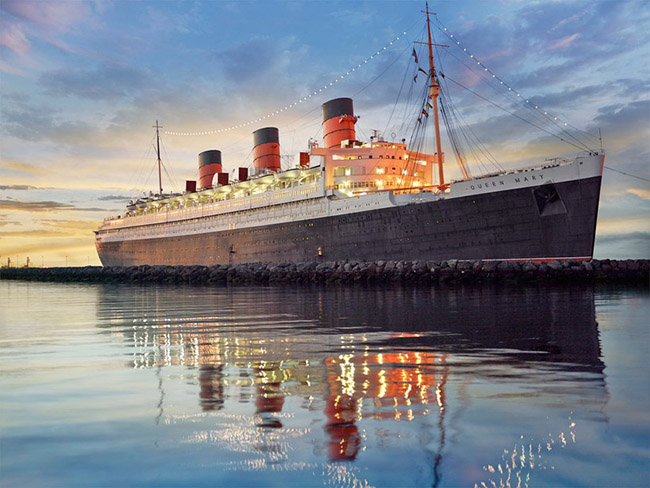 Tàu Nữ hoàng Mary, California, Mỹ: Ngoài thời gian ngắn là con tàu chiến trong Thế chiến II, RMS Queen Mary hiện trở thành một con tàu du lịch xa xỉ. Dù đã được cải tạo tương tự một khách sạn sang trọng và rất đẹp, tàu Mary vẫn bị đồn là nơi có nhiều hồn ma ám ảnh.
