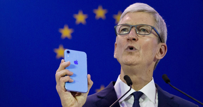 iPhone XR và CEO Apple - Tim Cook.