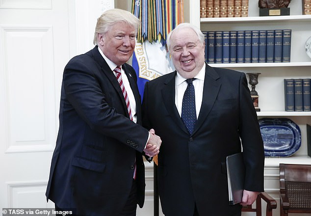 Ông Trump gặp đại sứ Nga ở phòng Bầu Dục năm 2017.