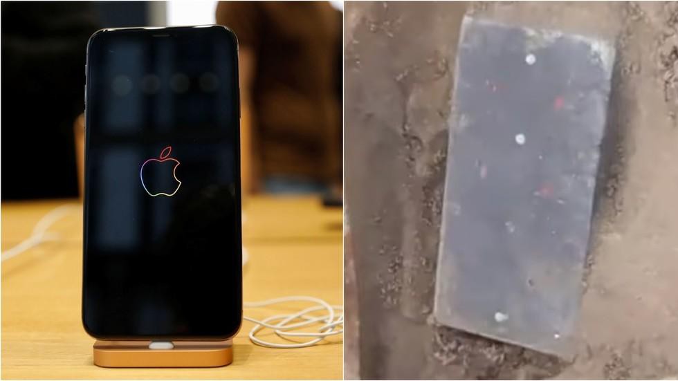 Món đồ cổ có hình dáng, kích thước giống điện thoại iPhone. Ảnh: Reuters