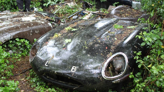 Chiếc xe này gần như bị hỏng hoàn toàn do bị bỏ rơi trong một khu rừng ở Gloucestershire, Anh suốt 30 năm.
