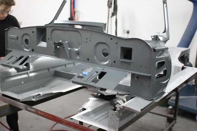 Các thợ sửa chữa ở E Type UK bắt đầu từ phần sàn và vách ngăn của xe.
