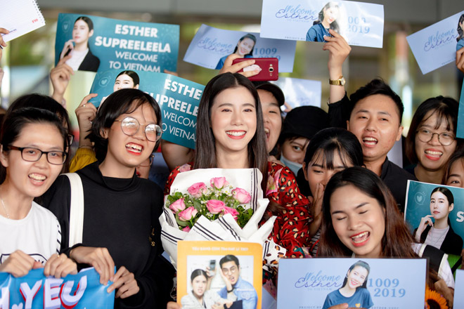 Nữ chính của bộ phim&nbsp;Thách Yêu 2 Năm&nbsp;chiếm trọn trái tim người hâm mộ bởi sự xinh đẹp và thân thiện khi xuất hiện tại sân bay Tân Sơn Nhất ngày 10/9.