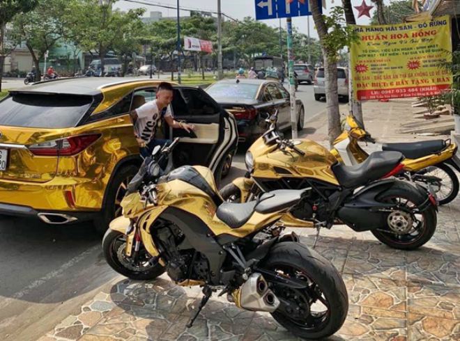 Huấn Hoa Hồng từng xưng là sở hữu dàn xe mạ vàng siêu đắt.