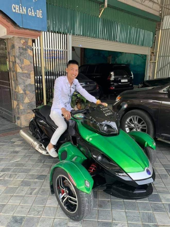 Huấn Hoa Hồng khoe xe mô tô nhìn giống như Can-Am Spyder.