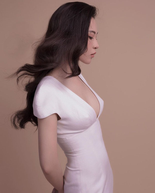 Đàm Thu Trang đẹp dịu dàng trong bộ váy trắng tinh khôi.&nbsp;