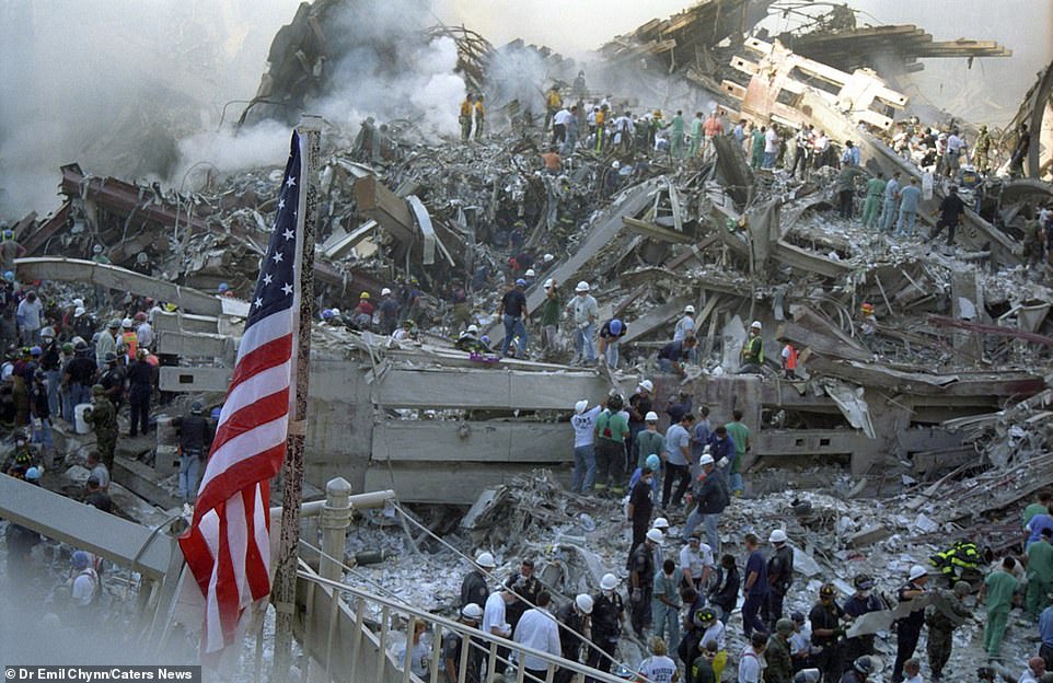 Nước Mỹ đang tưởng niệm 18 năm sau vụ khủng bố kinh hoàng ngày11/9/2001 khiến gần 3.000 người thiệt mạng.&nbsp;Bác sĩ Tiến sĩ Emil Chynn đã vội vàng&nbsp;đến hiện trường ngay khi nhìn thấy tháp đôi bốc cháy vào ngày 11/9/2001 và ghi lại được những bức ảnh ám ảnh về thảm kịch đau thương này.