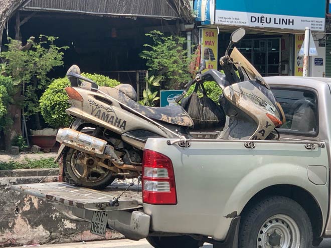 Lực lượng chức trục vớt chiếc xe máy của nhà báo Nguyễn Vũ Tôn Phúc dưới sông