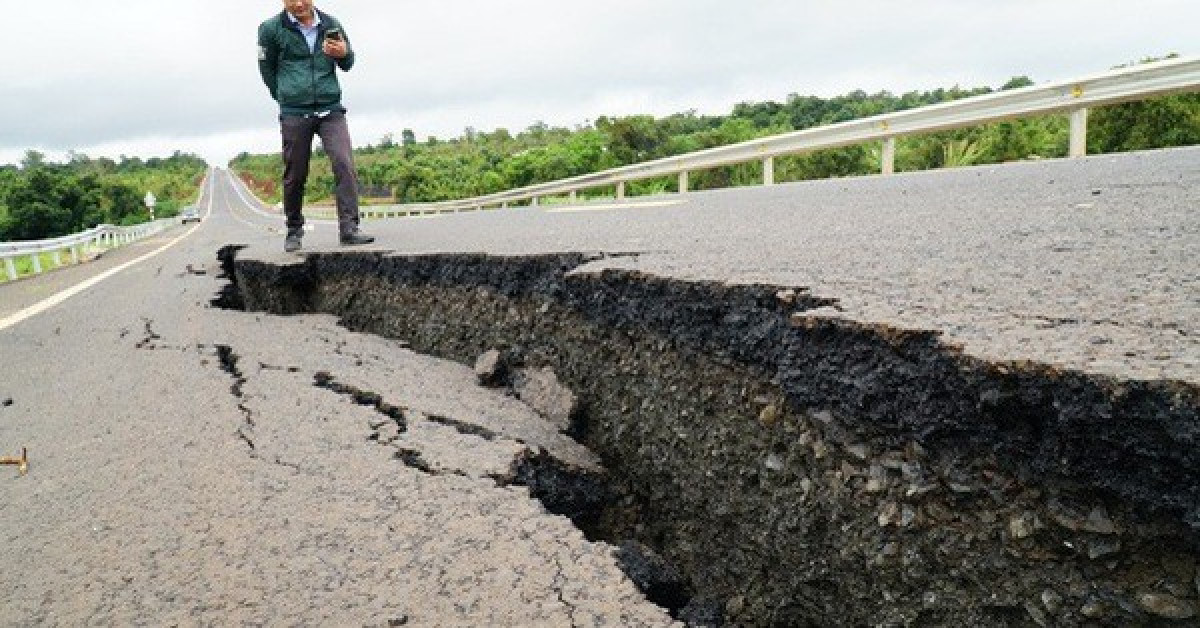 Công trình đường tránh qua huyện Chư Sê mới hoàn thành ít ngày nhưng đã hư hỏng nặng - Ảnh: Hoàng Thanh