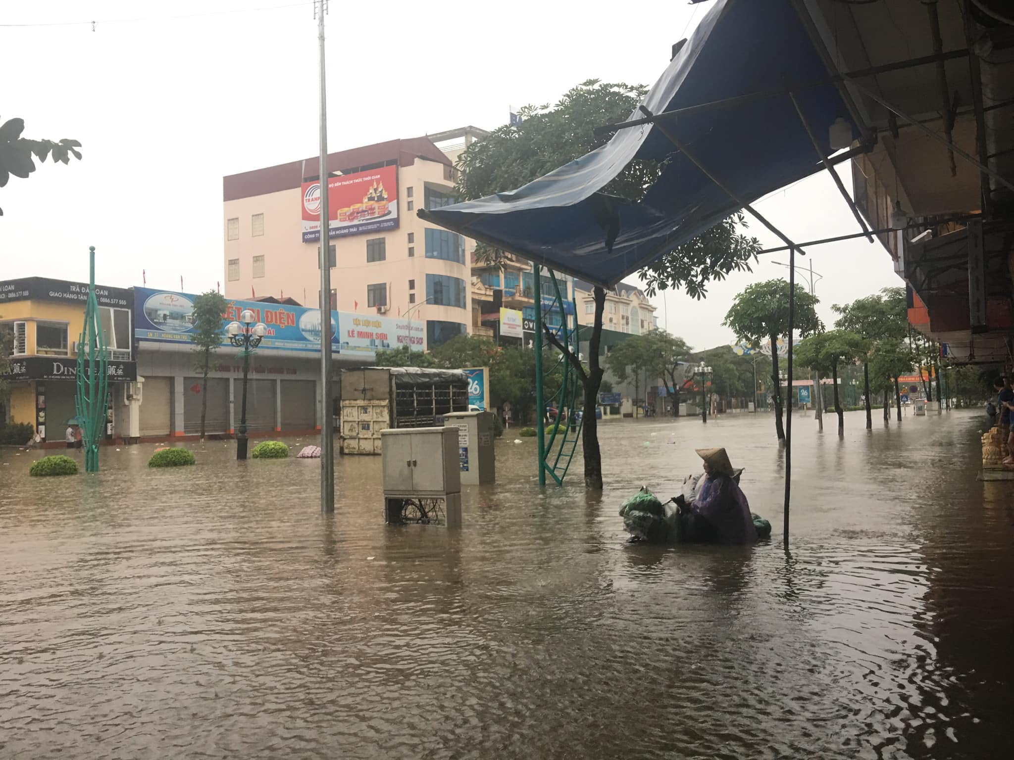 Mưa lớn trút xuống nhiều giờ khiến TP Thái Nguyên ngập sâu trong nước. Ảnh Thu Trang.