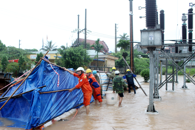 Cơ quan chức năng đang khắc phục hậu quả sau mưa lũ. Ảnh Báo Thái Nguyên.