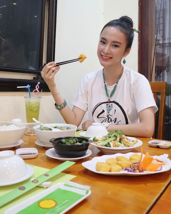 Hình ảnh giản dị thường ngày của Angela Phương Trinh trong 2 năm trở lại đây. Cô trang điểm nhẹ, mặc áo thun đơn giản khi đi ăn ở ngoài hàng.