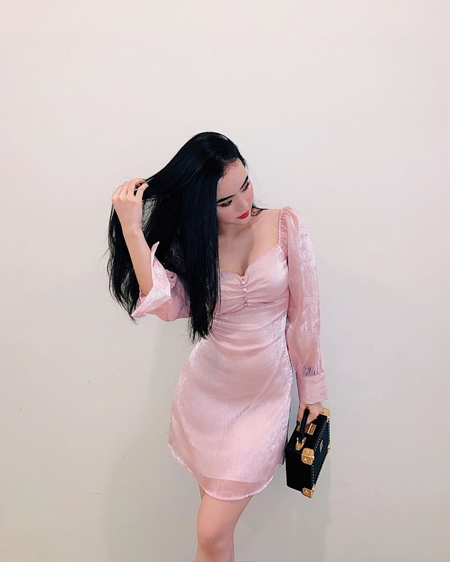 Phong cách thời trang gợi cảm ở tuổi 23 của em gái Angela Phương Trinh.