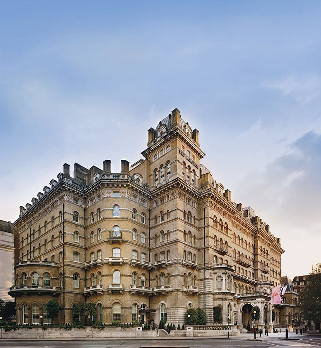 Khách sạn Langham, Luân Đôn: Khách sạn lâu đời này rất đẹp và có kiến trúc độc đáo, ấn tượng. Người ta đồn đại những linh hồn không thể siêu thoát luôn ám ảnh khách sạn như cựu Hoàng đế Louis Napoleon III và một hoàng tử người Đức thường lang thang ngoài hành lang.
