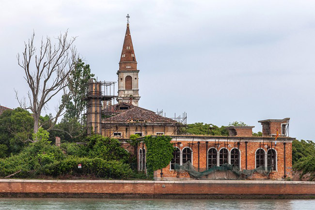 Đảo Poveglia, Venice, Ý: Hòn đảo Poveglia rất xinh đẹp nhưng nó cũng là nơi lưu truyền những lời đồn về các linh hồn ám ảnh tại đây. Hòn đảo này từng là nơi ở cho các nạn nhân bệnh dịch hạch và nơi tị nạn của những tử tù đầu thế kỷ 20.
