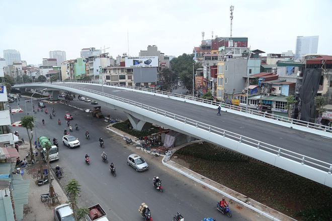 Công trình cầu vượt tại nút giao Ô Đông Mác - Nguyễn Khoái, giúp cải thiện tình hình ùn tắc kéo dài nhiều năm tại khu vực (Nguồn: Baomoi.com)