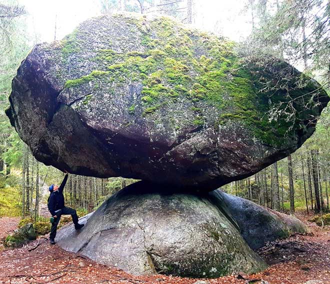 Hòn đá thăng bằng bí ẩn nhất thế giới - 1
