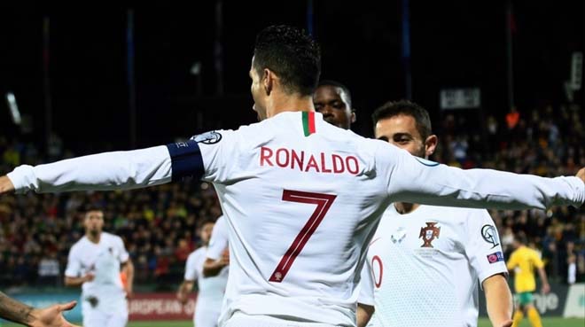 Ronaldo ghi 4 bàn vào lưới Lithuania