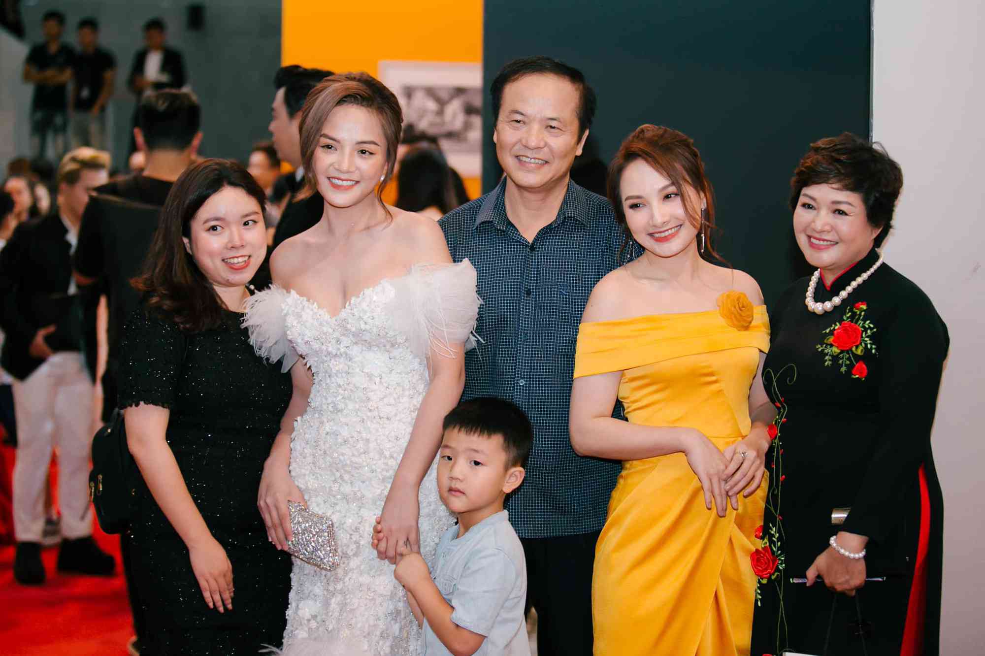 Hình ảnh Bảo Thanh chụp chung với gia đình Thu Quỳnh tại đêm trao giải VTV Awards 2019 được nữ diễn viên 1988 chia sẻ trên trang cá nhân. Ảnh: Facebook