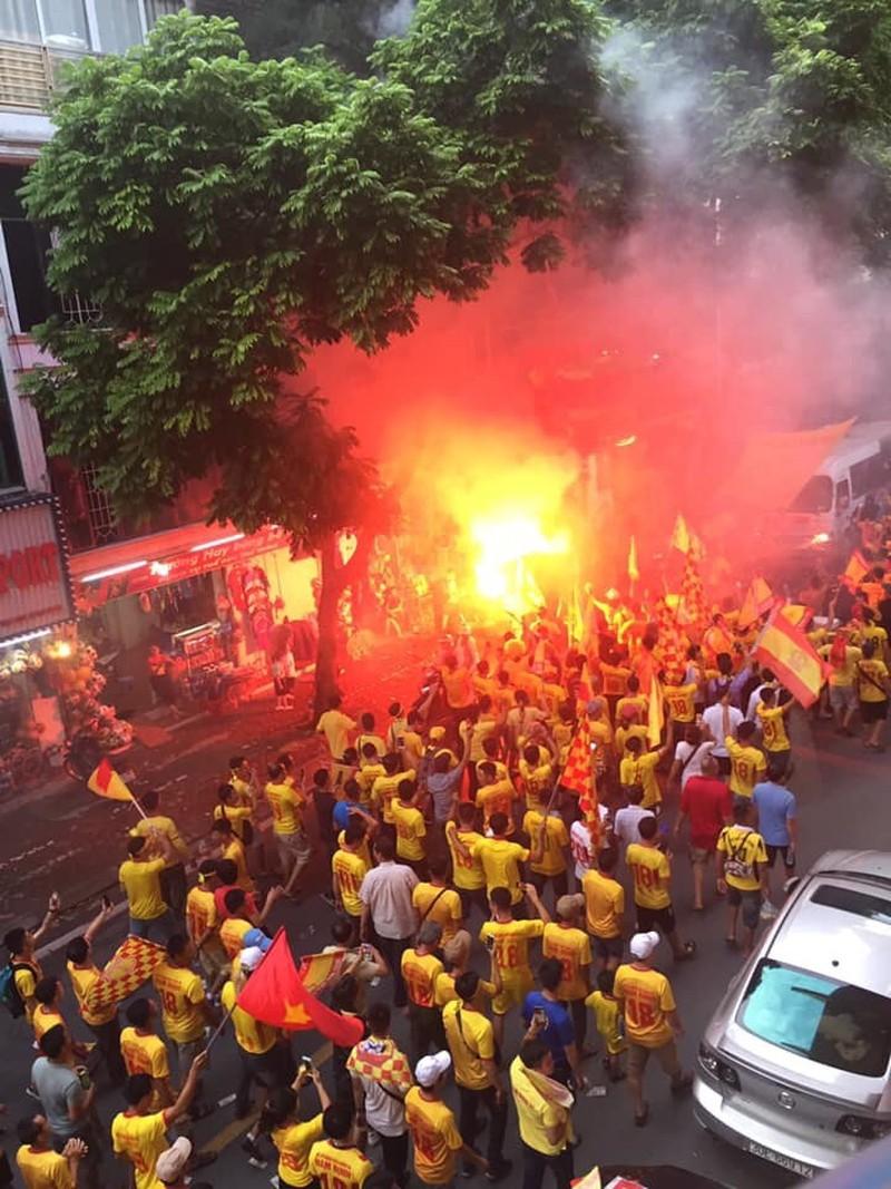 Pháo sáng được CĐV Nam Định đốt ngay cả khi trận đấu chưa bắt đầu phía bên ngoài sân.