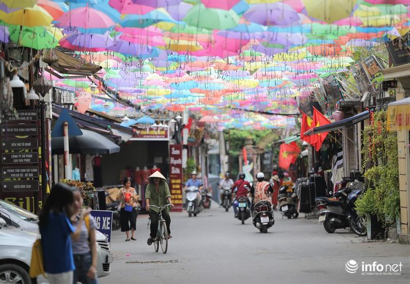 Con đường ô dài 100m mang đến cho làng Vạn Phúc sự khác biệt.