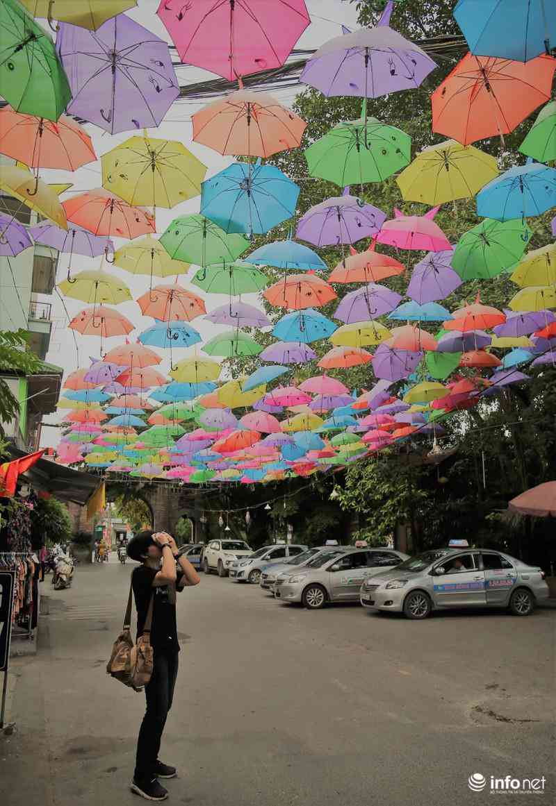 Nhưng ở Việt Nam thì không có nhiều con đường được trang trí bằng ô bắt mắt như ở Vạn Phúc. Do đó, không bỏ lỡ cơ hội này, rất nhiều gia đình, đặc biệt là chị em ưa cái đẹp đã tranh thủ check-in ở con đường ô này.