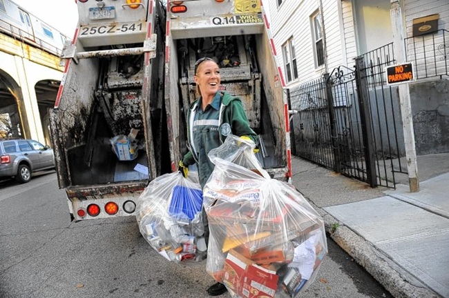 Theo tờ aljazeera, năm 2014 có 90.000 người nộp đơn để ứng tuyển vị trí công việc thu gom rác ở New York (Mỹ) nhưng thành phố chỉ thuê 500 người.