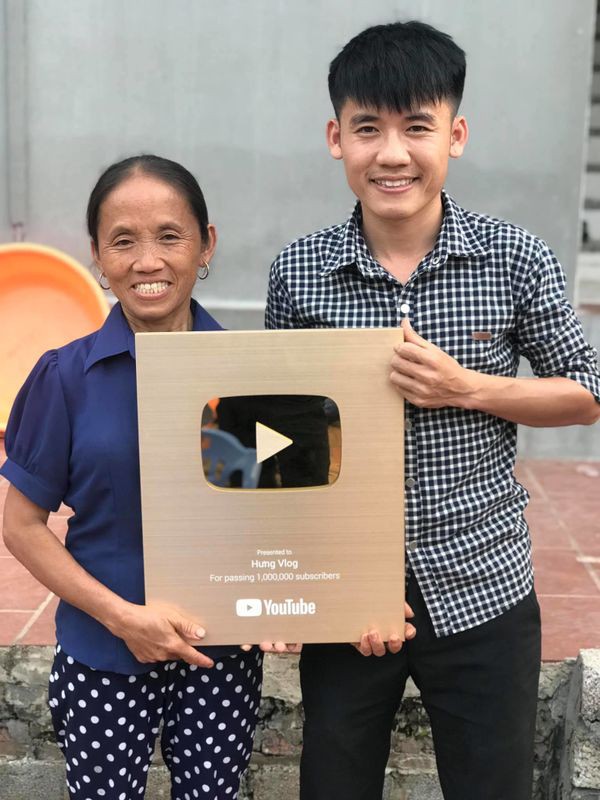 Con trai bà Tân Vlog lên tiếng khi bị tố "gian dối trong clip làm bánh bông lan" - 2