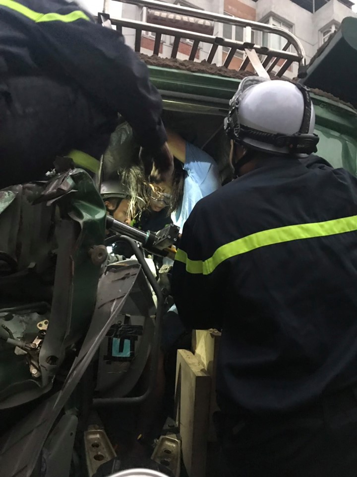3 ô tô đâm liên hoàn ở Hà Nội, cảnh sát cắt cửa cứu tài xế mắc kẹt trong cabin - 2