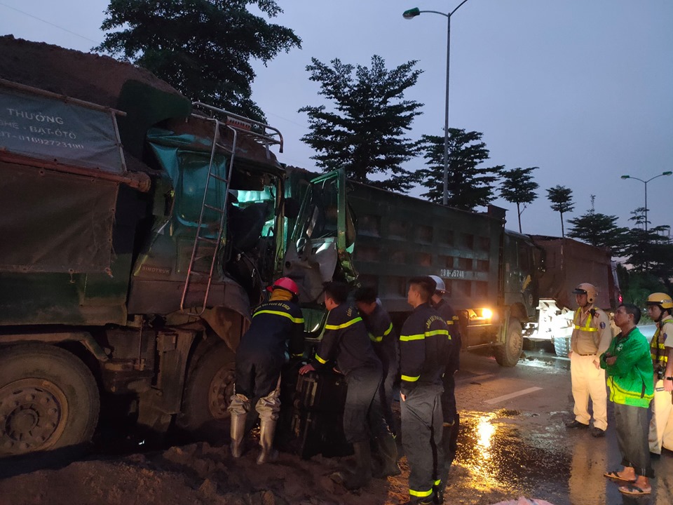 3 ô tô đâm liên hoàn ở Hà Nội, cảnh sát cắt cửa cứu tài xế mắc kẹt trong cabin - 1