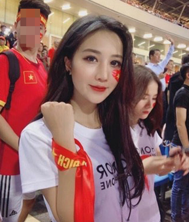 Trần Linh Hương (sinh năm 1997, quê Tuyên Quang) là một trong những nữ cổ động viên hot nhất mùa AFF Cup 2018. 