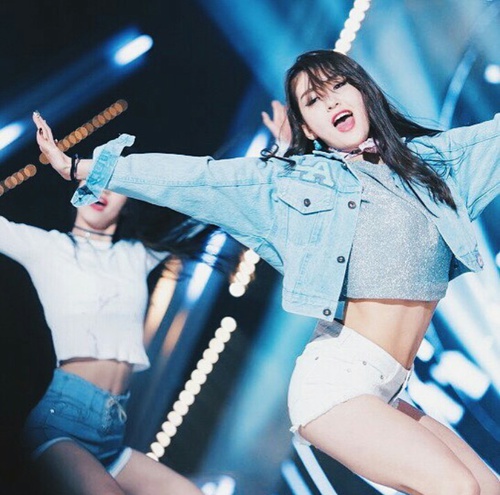 Khi mới bắt đầu tham gia showbiz, Somi đã ăn mặc gợi cảm với quần siêu ngắn và áo crop top.&nbsp;