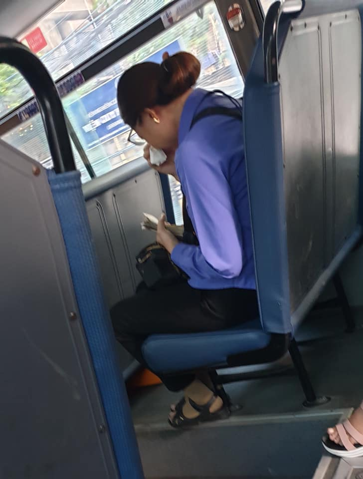 Nữ tiếp viên xe buýt bị lập biên bản tạm đình chỉ công việc bật khóc