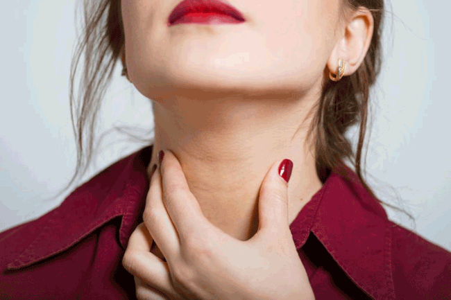 4. Cảm thấy khó nuốt, bị mắc kẹt trong cổ họng có thể bạn đang có một khối u chặn một phần cổ họng. Dấu hiệu này khá phổ biến, mọi người cảm thấy có gì đó ở trong cổ họng nhưng không thể nhìn thấy nó. Khó nuốt hoặc đau cũng là một trong những dấu hiệu sớm của ung thư vòm họng.
