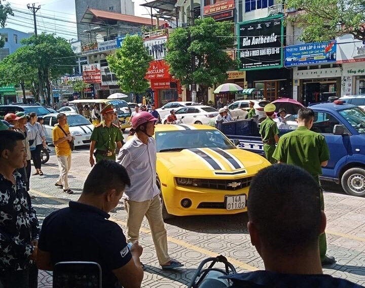 Hiện trường CSGT truy bắt "xế sang" nghi có dấu hiệu tội phạm vi phạm giao thông bỏ chạy ở Quảng Ninh
