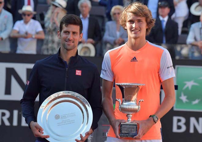 Zverev (phải)&nbsp;đánh giá rất cao Djokovic