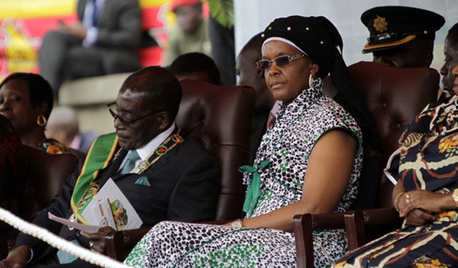 Vợ của cựu tổng thống Mugabe - bà Grace Mugabe được cho là người phụ nữ ăn tiêu xa xỉ. Tờ The Guardian cho hay, người phụ nữ này từng là một bà mẹ đơn thân khó khăn đến một phụ nữ quyền lực ở Zimbabwe một thời.