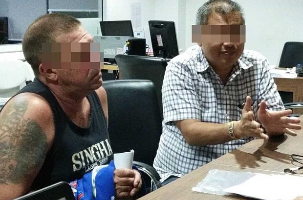 Steven Allan Carpenter&nbsp;(áo đen) còn bị cảnh sát phát hiện ở quá hạn visa tại Thái Lan.