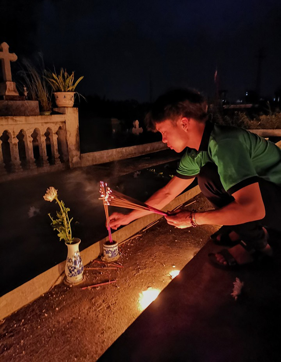 Năm nay, hơn 10 bạn mang quà về Nam Định tổ chức Trung thu cho các cháu, người&nbsp; đi ôtô, người đi xe máy. Trước đó, cả nhóm đến chợ Trung thu phố cổ Hà Nội mua các loại đèn, bánh kẹo, nến, gấu bông hương và hoa cúc trắng.